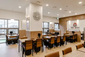 넓고 밝은 우드톤 샤브샤브 전문점 인테리어